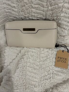FRYE AND CO. Neutral Cream Leather Zip Wallet with Metal Logo